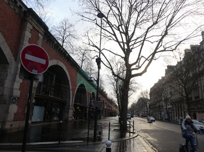2019年の年末はベルギーとフランスの2カ国を訪れる旅に出掛けました。<br />今回はBS放送でフランスのブルゴーニュ地方を訪れるテレビ番組を見て、その土地のワインや料理などを味わいと思い、計画しました。まずパリに行ってからブルゴーニュ、その後で元旦にディズニーランドに行ってと予定を組み立てていきましたが、航空券を予約する段階でパリ行きのチケットが高かった為、ブリュッセル経由で行くことになりました。<br />パリ3日目はフリーの日と決めて買い物中心で1日を過ごしました。また夜にはBARへ繰り出し、生ハムとチーズのプレートとともに地元産のワインを頂き、パリ最後の日を楽しみました。