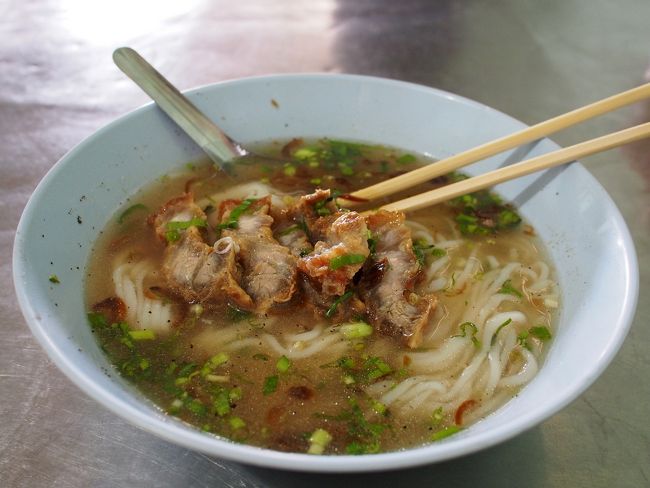 Savannakhetでお昼ごはんに食べたラオス麺。<br />東南アジアで食べた麺のなかでもトップ３にはいるほどうまい麺だったよ。<br /><br />■ Khao Piak Nang Noy / Savannakhetの昼ごはん Laos<br />http://510510.blog60.fc2.com/blog-entry-1765.html<br /><br />■ラオスの話　ぜんぶ<br />http://510510.blog60.fc2.com/blog-category-44.html