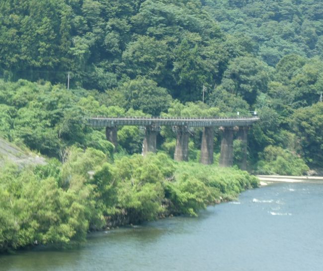 2019(R1)年(昨年)8月の旅です。<br />(実は、https://4travel.jp/travelogue/11620570の続き)<br /><br />江津駅から、廃止されたJR三江線の跡を巡る、、、とまではいかないかも知れず、バスで三次駅に向かってみようというもの。<br />いわゆる本格的な廃線巡りほどの綿密なものではなく、当然、既に鉄道は走っていないのですが、その分、廃止間際の混雑で、ゆっくり景色が眺められないということもなく、いわゆる葬式鉄と眉をひそめられる(ひそめているのは自分だけか?)こともなかろうかと。<br /><br />もちろん、1本のバスで三次まで行けるはずもなく、また、画像が多いので、何回かにコマギレに分けて載せていきます。<br /><br />今回は、現在の行政区画上、江津市内を出ていないところまで。