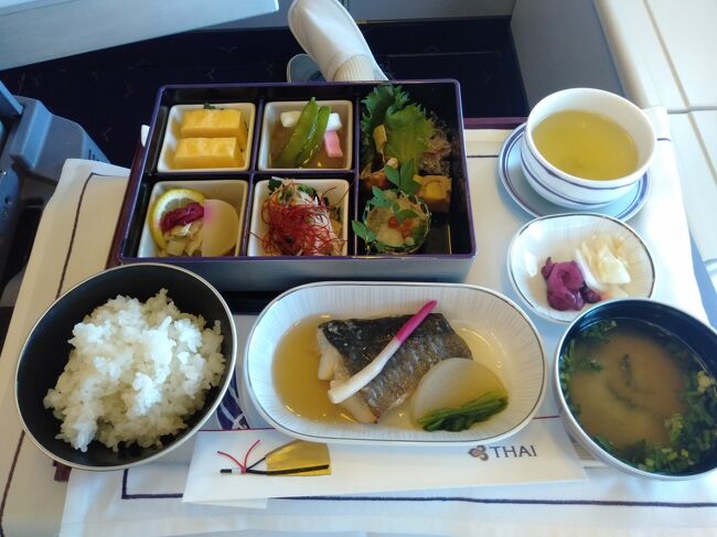 コロナウイルスが心配で海外旅行に行く気は無かったのですが、<br />会社から有給休暇が残っているので消化するように言われ、急遽3月中旬に休みを取る事に。<br />家に居ても予定も無いので迷いに迷って、バリ島にでも行きたいと思ってい、ちょうどバリに行っている友人に連絡するとバリでもコロナが発生し出入国が出来なくなるかもしれないと言う噂が出ていて友人たちも近日中に一旦マレーシアに出国し帰国する予定だとの事でバリ行は取りやめ、国内旅行も含めて他の行先を検討する。<br />結局前日の夜中になって(正確には当日の朝)貯まったマイルを使ってNETでプーケット行の特典航空券の予約をしてしまった!<br />家族や職場の人に迷惑はかけられないと思いましたが色々と情報収取をしてみると海外では日本の方がコロナウイルスが蔓延していて危険と思われている。<br />丁度この頃クルーズ船の事もあり、色々な記事やデータを読んでみると確かに日本の感染者数や死亡者数はタイより多かったので、ちょっと都合の良い解釈かとも思ったのですが思い切っていってきました。<br />