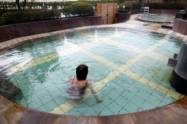 アートホテル鹿児島には天然温泉屋外スパがあり、水着で混浴温泉が楽しめます。<br /><br />以前鹿児島東急ホテルだった頃は、お部屋で水着に着替えて天然温泉屋外スパを利用していましたが、アートホテル鹿児島になって、フロントでバスタオルとロッカーキーを借りて、更衣室で着替えるシステムになっていました。<br />