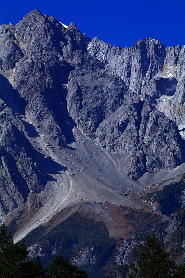 上海赴任中、忙しかったのと、出張で散々飛行機の遅延などに巻き込まれ面倒な思いをしていたので、旅行に行ってまで中国特有のトラブルに会いたくなかったのでなるべく旅行は控えていたが、久しぶりに社員旅行に参加することにした。<br /><br />中国では一昔前の日本の様に福利厚生として、社員旅行に行くのが慣例となっていて、最近では海外旅行に行くようになっているようだ。<br />この時は、海南島に行くグループと麗江に行くグループの２班に分かれていたが、社長が海南島グループに同行するということだったので、私は麗江グループに同行することにした。<br /><br />この日は、社員と一緒にツアーに参加。幹事から聞いていたのは玉龍雪山にロープウェイで登る事と、演劇を見るという事。特に興味もなかったので、それ以外は詳しく聞いていなかった。<br />結果としては、中国ツアーあるあるで、一番楽しみにしていた玉龍雪山にロープウェイで上がらず・・・・しかし、それ以外は予想以上の絶景に超びっくり。ガイドブックなどもだず、ただ連れて来られるツアー旅行も良いものだと思った。<br /><br />