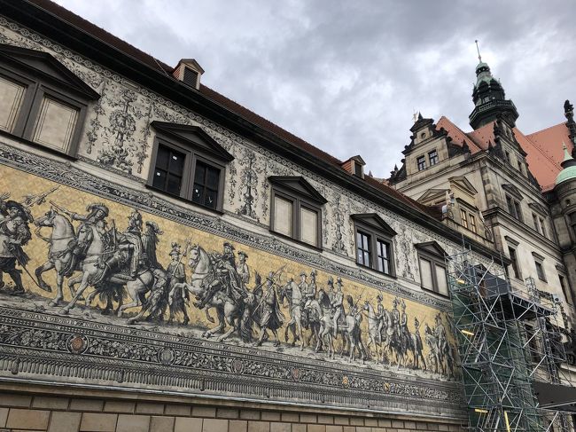 スイスからの長旅でハイデルベルクに到着。<br />これまで天気には恵まれていましたが、とうとう雨に遭遇。<br />その後、東へ向かってドレスデンへ。二度目の訪問です。<br />最終地ベルリンが近づいてきました・・・。<br /><br />ーーーーーーーーーーーーーーーーーーーーーーーーーーーーーー<br />今回はユーレイルパスを利用しました。<br />https://www.eurail.com/ja<br /><br />こちらでユーレイルパスを注文して、海外から郵送してもらいました。<br />キャンペーンもあり、お得に手に入れることができました。<br />スイスは使用できない区間も多いのですが、<br />特に料金が高いドイツでは便利です。<br /><br />それにフランスやイタリアなどではパスを持っていても、<br />特急に乗るときは座席指定券が必要になってくるので、<br />結局料金がさらにかかり、窓口に行って並ぶ必要があります。<br />その点、ドイツはその必要がなく、予約なく乗ることができます。<br /><br />ふらりと乗って寄り道ができるのも魅力です。<br /><br />