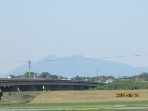 ２００５年に開通したつくばエキスプレス線柏たなか駅から徒歩１０分。利根川の土手沿いに建つ建物の窓から見る景色は大パノラマ。利根川、つくばエキスプレス線、常磐高速道路、筑波山、隣は緑いっぱいの公園最高のロケーションです。店内の窓からの景色は一幅の絵画のようです。店内のインテリアは奥さま手作りの陶器やオブジェが随所に飾られています。このオシャレな空間、落ち着いた空間で美味しいカフェとランチが楽しめます。<br />当面の間１１：３０～１６：００、ランチラストオーダー１４：３０。お茶ラストオーダー１５：３０．<br />定休日毎週水曜日、第１、３、５、月曜日。<br />柏市小青田４－１６－１。電話・ 04-7134-2526　カフェ、パスタ、<br />駐車場２台。オープンテラスあり、ペットはテラス席のみ可。<br />ホームページ　https://www.instagram.com/tonericocafe/?hl=ja 