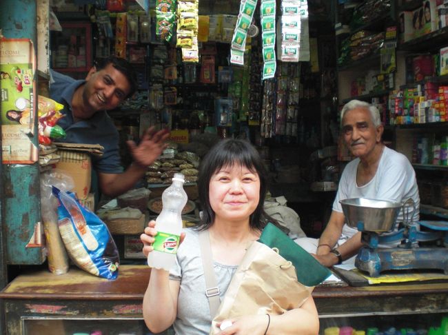 2010年初のインド旅行。喧噪と混沌のデリーから、アグラに入り死ぬまでには絶対見たいと思っていた世界遺産タージマハールを見、ヒンドゥー教の聖地バラナシまで足をのばした旅行記です。10年前の旅行なのでかなり記憶があいまいです。勘違いがあったらすみません。(^^;