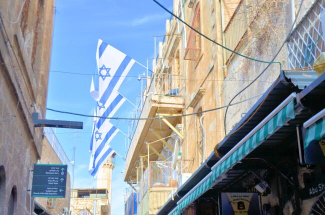 2020年の初日の出をエルサレムの旧市街のすぐ横に位置するダマスカスゲートルームのテラスから眺めた後、ホテルで合流した旅人と一緒に市内を散策することにした。今回は早朝の目覚め始めたころの旧市街の街並みを紹介したい。そして次回は第1留から第14留までの巡礼を紹介したい。