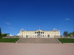 混乱の10連休、北欧の美しい自然と街巡りの旅：スウェーデン、ノルウェー旅行【２２】（2019年GW ６日目① 青空に映える白亜の王宮）