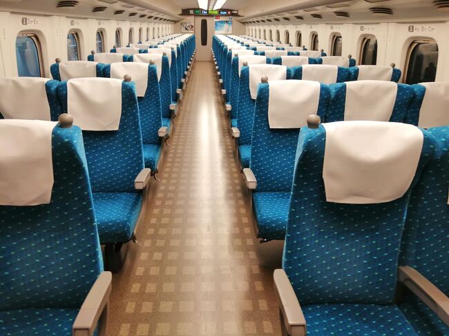新型コロナウイルスの感染拡大防止のための緊急事態宣言が、2021年1月、再び発令されました。残念。。<br />またまた、不要不急の外出は強く自粛が求められることになりますね。<br /><br />昨年(2020年)の春も初の緊急事態宣言に世間が緊張していました。<br />ゴールデンウイーク(GW)はガマンウイーク(GW)に。<br />ステイホームは十分理解していたのですが、<br />ただ、どうしても外せない所用があり、大阪から関東へ往復しました。<br />往路は飛行機でANAを利用。復路は新幹線でした。<br /><br />出張や旅行客が激減しているのに合わせ、<br />伊丹⇔羽田は欠航が続出すると同時に機材の調整が行われ、<br />空港はガラガラだけど機内はほぼ満員に。<br />帰りの東海道新幹線は報道の通り、<br />1車両に数人しか乗っていないという寂しさでした。<br /><br />東京ー大阪は世界有数の大都市圏であり、<br />東海道新幹線だけでも1日で約40万人が利用する日本の大動脈です。<br />人の移動が止まった時はこうなるんですね。<br /><br />緊急事態宣言はこの後、5月下旬に全国で解除されましたが、<br />夏の第2波、そして11月からは第3波と、<br />波は来るたびに大きく高くなっています。<br />5月のGWは決して「旅行」ではなかったのですが、<br />今後またこんなことにならないように、<br />この異常事態を記録に残しておこうと思います。<br /><br />今回の感染症で罹患された方にお見舞い申し上げますとともに、一日も早い世界的な終息を本当に心から祈ります。<br />また、医療関係の皆さんはもちろん、鉄道・航空・運送関係を含めてライフライン、社会インフラを支え続けてくれている皆さんに感謝します。