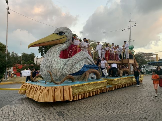 カーニバルといえばブラジルを思い浮かべる方も多いと思いますが、メキシコでもカーニバルは大人気！<br />メキシコではコスメル島のカーニバルが有名ですが、カンクンのダウンタウンでも見ることができるんですよー☆