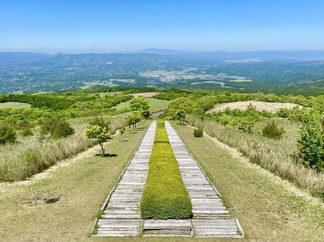 35回目の結婚記念日に湧水町の栗野岳へトレッキングに出かけました<br /><br />新型コロナの自粛要請は鹿児島県では解除されたばかりでしたので、途中すれ違ったのはおばさま2名だけでした<br /><br />霧島アートの森にも行ってみたかったのですが、月曜日は休館日でした<br /><br />駐車場から「日本一の枕木階段」を10:25にスタートし、休憩を入れながら4つのピークを通過して、山頂(ピーク5)に12:35到着<br /><br />案内図では、その先に第1展望台があるようでしたので、昼食にするつもりでしたが、見つかりませんでしたので、そのまま下山し、14:10に駐車場に戻ってきました<br /><br />家内が慎重派なので、滑らないようにゆっくり下り、トータルで3時間45分かかりました<br /><br />時期的には新緑が美しく、ウグイスなどの小鳥の鳴き声が近く、展望台からの風景は近くに霧島連山、遠くに桜島、えびの市などが見渡せて素晴らしい眺望でした<br /><br />もみじの群生地なども多く、紅葉の時期にも良いロケーションだと思いました<br /><br />栗野岳温泉から少し下った所にも登山口がありますが、コチラにはトイレはなく、コースもいきなり急登で気持ちが萎えそうですし、道標がわかりにくく、道に迷いそうなので、やはり枕木階段からスタートすることをお勧めします