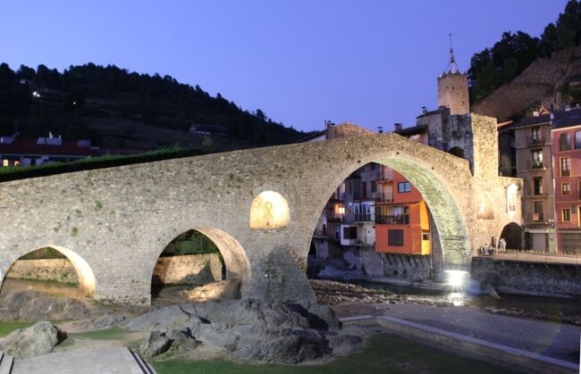 スペイン東部、カタルーニャ州ジローナ県リポレス郡の町であるカンプロドンを訪れました。中世の修道院と共に歴史が始まり、かつては王室の別荘もあり、今でもピレネーの麓の別荘地となっています<br />★30年の歴史を持つオスタルに泊まり、中世の趣が残るカンプロドンの見どころを散策。