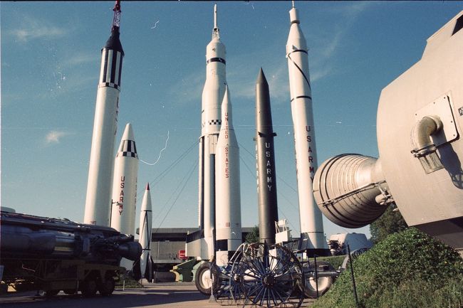 当時は、Alabama Space and Rocket Center, Huntsville, AL　と呼んでいました。今は、US... ですね。<br />Jack Daniel Distillery の次に行きました。Tennessee からAlabama に入ります。インターステートを走っていて、州境で雰囲気がすっかり変わったことを覚えています。Alabama では、Highway patrol の警官が、例のTengalon Hat みたいなhatをかぶっていました。<br />