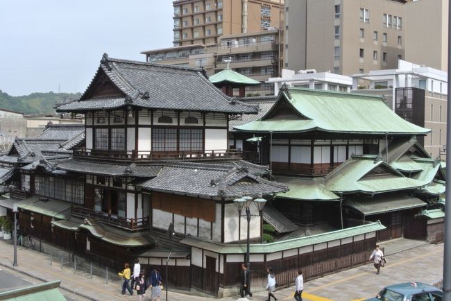 スケート出張以外では久しぶりの国内旅行です。今回は四国の未踏の地愛媛・高知に行くと共に、最近「白地図を埋める」以外に自分の中で気になっていたテーマ「島に行く」、そして旅以外でちょっと行ってみたかった「猫カフェ」のことを考えていたときに、そういえば「猫の島」って言われてるところあったよな~と思い出し、調べてみたところ上陸していない愛媛県だったので、3つのテーマを同時に叶えることにしました。<br /><br /><br />今回の旅程<br /><br /><br />5月7日 成田→松山→道後温泉 ★いまここ →松山→下灘→伊予長浜<br />5月8日 伊予長浜→青島→伊予長浜<br />5月9日 伊予長浜→松山→道後温泉<br />5月10日 道後温泉→中村→高知<br />5月11日 高知→松山→成田