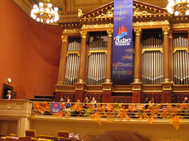 プラハは春の音楽祭が有名ですが、実は秋にも音楽祭がありまして、聞きたい演目に合わせて1泊4日、週末夜行列車の旅をしてきました。<br />スメタナの我が祖国がそこそこ好きなので、ヴルタヴァ(モルダウ)川含めて見たいものもあり気合いを入れていたのですが、行きの夜行列車で中学生の修学旅行と一緒の車両になる、寝不足で体調悪くなる、クネドリキーが大きくてくどすぎる、寒い、石畳で足痛い、など、消化不良の旅となりました。でも、ヴルタヴァ川の流れはしっかり目に焼き付けてきました。<br /><br />9月29日<br />バーゼル→(IC)→チューリヒ→(Euro Night)<br />9月30日<br />→プラハ<br />プラハ散策、プラハの秋音楽祭 プラハ泊<br />10月1日<br />プラハ→(Euro Night)<br />10月2日<br />→チューリヒ→(IC)→バーゼル