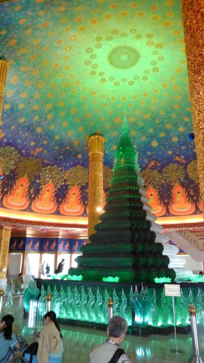 コロナ流行の直前、タイに旅行してきました。<br />結果は感染拡大の直前でセーフだったのですが、フライト削減のあおりで予約したフライトがなんと4回も直前キャンセルになり、出発を1日早め、帰国便は当日乗り継ぎができずに香港に1泊(航空会社持ち)、ストップオーバーで深圳に足を延ばす予定が国境封鎖でキャンセルなど、日程変更の対応でバタバタしました。(航空会社の電話予約は繋がらずに2時間ホールド、フリーコールでしたが日系だったら電話有料なので結構な出費のはず、予約センタースタッフも大変だったでしょうね)あと数日帰りの日程が遅かったら、フライト全滅でタイに取り残されていたと思います。<br /><br />ざっくりの日程は以下の通り<br />2月23日(日):月曜の成田発、その代替の羽田発が相次ぎキャンセル。やむなく出発を直前の3日前に急遽1日繰り上げて日曜に成田出発に変更し、当日乗り継ぎでバンコクに何とか夜到着<br />宿はスティサン駅前に3か月前に出来たばかりのアスピラワン(朝食付き1泊4330円)を利用。地下鉄出入り口横がホテル入口なので足回りは良好<br />2月24日(月):スティサン駅前の市場やスクンビット周辺散策<br />2月25日(火):午前中ホテルで仕事(ここまで仕事追いかけてくる!)、マッサージの後、ラチャダーロットファイナイトバザール散策<br />2月26日(水):王宮、エメラルド寺院、ワットポー(マッサージ)、ワットアルン見学、夕方プラトゥーナム市場買物<br />2月27日(木):ダムヌンサドアック水上市場とメークロン市場ツアー<br />2月28日(金):アユタヤリバークルーズ、夜は現地の知人とMKで食事<br />2月29日(土):ウィークエンドマーケット<br />3月1日(日):ジムトンプソンアウトレットで買い物、黄金仏のワットトライミット(中華街)、ファランポーン駅(古い列車の車両が今でも現役)、友人(男)の強いリクエストでワットパークナム <br />3月2日(月):また仕事で部屋にこもり、夕方帰国用のお土産を求めに再度ラチャダーロットファイマーケットへ。最後はまたマッサージ<br />3月3日(火):午前便で香港行きの予定がフライトキャンセルで夕方便へ変更。当日乗り継ぎが出来なくなったため、航空会社もちでリーガルエアーポートに1泊。元々は深圳に2泊3日で入る予定が香港中国国境封鎖で断念<br />3月4日(水):朝の便で成田帰着<br /> <br />バンコクでの移動はMRTの駅前でしたので、ウィークエンドマーケット、スクンビット、中華街、王宮などにもMRT1本で行けてBTSよりも速度も速く重宝しました。おまけに老人(60歳以上)向けICカード(シニアカード)が外国人でも買えるので、料金が半額になり便利でお得です。<br /><br />ホテルはスティサンという都心からやや北に外れた場所を選びましたが、MRTの足回りが良いので、市内どこに行くのにも便利で正解でした。ホテルは2019年11月末にオープンしたばかりですが、中級チェーンホテルなのでスタッフもしっかりしていて、朝食もおいしく、部屋もきれいで満足。<br />スティサンはもともとは地元の庶民の住宅地でしたが、近年は高層オフィスができてオフィス住宅混在化しつつあり、駅前に市場もあって、飲食店やマッサージ店やミニカフェも多く、ローカル色は強いのですがその分物価も安く、買物や食事に便利でした。<br /><br />水上市場やアユタヤクルーズはツアーを利用しましたが、この時期春節前後の休暇で押し掛ける中国人・韓国人団体客が皆無で、観光客は欧米人や日本人が目立ち、あとはシンガポールなどの東南アジア客。ですのでツアーは観光バスではなくワゴン車での移動になりました。またクルーズ船は定員の1割ちょっとしか乗客がいないので、先を争うこともなくブッフェの品選びもゆっくりと出来、全員がゆったりと窓側のテーブルで落ち着いて食事が出来ました。<br />観光地はどこも空いていて、C/K国の団体観光客がいない中、ゆっくりと落ち着いて観光できました。これは予想以上に快適だったです。いつもなら人混みをかき分けて進むウィークエンドマーケットもすいすい歩けましたし、各観光施設ではチケットを買うのに並んで待たされることもなかったです。<br /><br />ラチャダーロットファイマーケットやワットパークナムは同行したちょっとミーハー気のある親友(学生時代からのながーい旅仲間)の希望で行きましたが、インスタの影響ですね。結構若い日本人女性連れが多かったです。<br /><br />マッサージ屋には毎日通いました。スティサンは地元向けで2時間400B(≒1300円)と比較的割安です。(他にチップを2時間で100B)<br /><br />帰りのフライトは香港乗り継ぎが出来なくなったので、航空会社持ちでリーガルエアーポートに1泊(2食付きでしたが夕食は遅くなったので食べず)。諸費用込み込みで4万円ほどの安チケット(友人)で、4回のラウンジとホテル付なんて、フライトただのようなものでした。(私は13万のビジネスチケット:フルフラットでした。)<br />コロナ騒ぎの特例で行き先(東南アジア)・日程1年間変更自由のお得な料金のチケットが出ていましたので、しっかり買いました。また騒ぎが収まったら行く予定です。