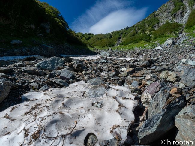 職場関係の山のグループ「山カラ」（山、カラオケ、温泉、お酒、食事等を楽しむ会です）のメンバーで標高日本第２の北岳と第３位の間ノ岳に登ってきました。私は、随分昔に同じグループで一度挑戦したことがありましたが、その時は高山病で、北岳山荘に留まり、北岳の頂上に立つことができませんでした。ここ３年ほど挑戦しようとしてきましたが、いずれも天候不順で実現しませんでした。<br /><br />今回は、満を辞しての挑戦です。幸い、絶好の天気に恵まれ、最高のコンディションで、北岳・間ノ岳に登ることができました。今回の登山は、２０年の登山行の中でも、最高レベルのものとなりました。<br /><br />今回の日程は以下の通りです。<br />9/6　(金）愛知県出発、広河原→白根御池小屋<br />9/9　(土）白根御池小屋→小太郎尾根分岐→北岳肩の小屋→北岳頂上→北岳山荘→間ノ岳頂上→北岳山荘<br />9/1０（日）北岳山荘→八本歯のコル→大樺澤二俣→広河原→愛知県<br /><br />3日目は下山。行きとは異なる八本歯のコルを経由した左俣コースで下山します。八本歯のコル周辺は、ハシゴもある急坂となります。途中雪渓も見ながら下山。この日も良い天気に恵まれ、無事戻ることができました。