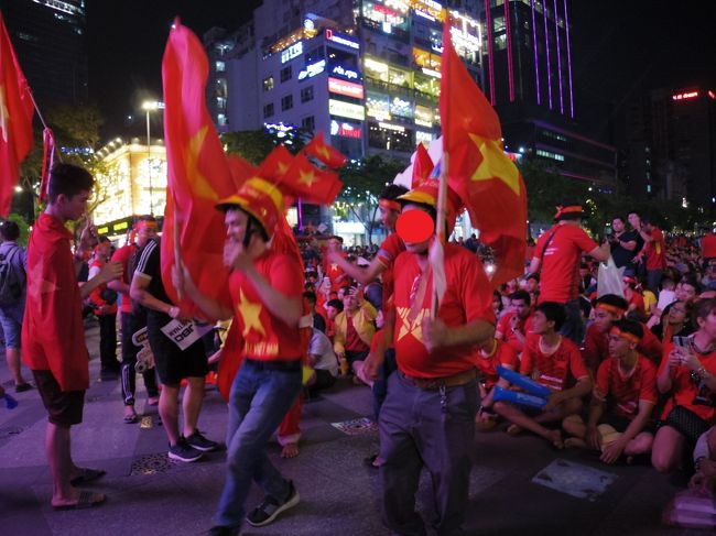 高齢の母とホーチミンでユ◯クロ開店列に並んだり、サッカー中継でベトナムを応援したり②