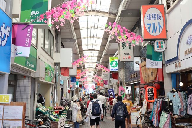 用事で蒲田のお隣の雑色(ぞうしき)に行きました。「緊急事態宣言をテイクアウトで乗り越えます!!」と謳う雑色商店街。チェーン店は少なく、昔から軒を連ねる個人商店が多い昭和レトロな商店街でした。