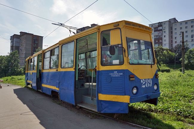 2017年7月の3連休をはさんで5泊6日。極東ロシア鉄道の旅に出かけました。その直後の8月からウラジオストク限定で電子ビザが簡単に取れるようになり、翌年にはハバロフスク等にも拡大してちょっとしたブームに。2020年には成田からウラジオストクへJALとANAが就航して、日本から2時間のヨーロッパがさらに注目を集めたところで新型コロナウイルスの蔓延が来ました。<br /><br />まだ日本人が多くなく、アジア人といえば中国人かビザ免除の韓国人だった極東ロシア。個人手配かパックツアーか迷ったけど、ウラジオストクとハバロフスクを訪れる前提で計算すると、S7航空が関空－ウラジオストク便の就航で旅行会社向けに安く卸したようで、費用はほぼ同等。それなら列車のチケット等の面倒なことは旅行会社に任せることにして、エアとホテルそれに夜行列車だけの関空発着5泊6日を採用することに。<br /><br />シベリア鉄道の近郊電車や夜行寝台列車、各都市の路面電車（トラム）や路線バスで巡る旅をご覧いただきます。<br /><br />０日目<br />東京駅－夜行バス→天王寺<br /><br />１日目<br />天王寺－阪堺電軌→浜寺駅前　浜寺→南海電鉄→関西空港<br />関西KIX－S7航空570便→ウラジオストクVVO<br />レストランで夕食後、夜のウラジオストク駅へ<br />https://4travel.jp/travelogue/11623025<br /><br />２日目<br />ウラジオストク市内観光<br />https://4travel.jp/travelogue/11623164<br />6番のトラムに乗車<br />路線バスでルースキー島へ<br />【この旅行記です】<br /><br />３日目<br />ウラジオストク市内観光<br />近郊電車でフトラーヤレーチカへ<br />https://4travel.jp/travelogue/11623564<br />夜行寝台列車オケアン号でハバロフスクへ<br />https://4travel.jp/travelogue/11623632<br /><br />４日目<br />ハバロフスク市内観光<br />1番のトラムに乗車<br />https://4travel.jp/travelogue/11624531<br /><br />５日目<br />ハバロフスクの子供鉄道<br />https://4travel.jp/travelogue/11624570<br />アムール川クルーズから眺める鉄橋歴史博物館<br />https://4travel.jp/travelogue/11625820<br /><br />６日目<br />ハバロフスクKHV－SU5603便→ウラジオストクVVO<br />ウラジオストクVVO－S7 569便→関西KIX<br />関西KIX－NH→羽田HND<br />https://4travel.jp/travelogue/11625836