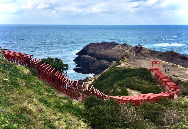 日本海の曇天は、少し寂しくて……<br /><br />お天気が良ければこんな色合いかなぁということで、表紙の写真だけ少し盛ってみました “元乃隅神社” !