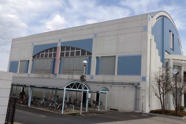 かつて昭和の時代には学校の体育館などは丸屋根であった。その後、丸屋根の建物は減少し、見掛けることが少なくなっていた。しかし、平成の終わり頃から他の建物との意匠と違わせるために、丸屋根の建物が増えてきたように思う。マンションなどの建物以外にもクリニックや病院、あるいは、団地の住宅にもこうした丸屋根が見られる。<br /> あるいは、駐車場の簡易的な屋根や駐輪場の屋根などにも丸屋根が見られる。1台用ならば1~4支柱の鉄柱、2台用ならば4支柱の鉄柱になる。特に、最近分譲された戸建て団地に多く見られる。それが、本格的な車庫にも丸屋根が見られる。<br /> また、横浜刑務所敷地内(撮影禁止)には丸屋根の建物が3棟ほど建つよこはま法務少年支援センターもある。<br />(表紙写真は戸塚高校の体育館と駐輪場)