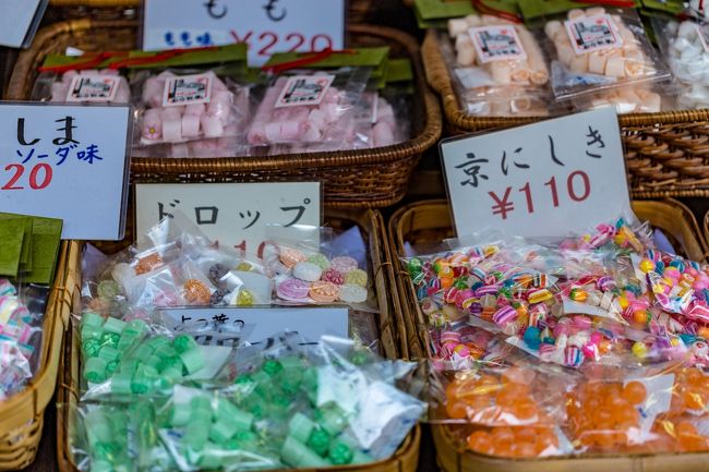 所沢・川越・飯能エリアをぐるりと巡る旅。開園から70年を過ぎた西武遊園地のある所沢、蔵造の街並みや菓子屋横丁など風情ある街並みを楽しめる川越、自然豊かでムーミンの世界観を再現したムーミンバレーパークのある飯能など、埼玉県西部の所沢・川越・飯能エリアをぐるりと巡ってみました。<br /><br />□■□■□■□■□■□■□■□■□■□■□■□■□■□■□■<br /><br />所沢・川越・飯能ぐるり旅、今回は川越観光に行ってきました。川越氷川神社のあと川越の蔵町を散策へ。まずは昔懐かしい駄菓子やパン屋などが軒を連ね、食べ歩きに最適な菓子屋横丁。蔵町を散策していると見えてくるのが川越のシンボルとも言える時の鐘に出会います。そこからさらに散策を進め最後は川越喜多院でのんびり散策・休憩して今回の川越観光を終えました。蔵町の景観は素晴らしかったのですが、交通量が多いため子供連れには不向きかもしれませんが、菓子屋横丁は混みあっていたものの子供向けにはよい観光名所と思います。<br /><br />□■□■□■□■□■□■□■□■□■□■□■□■□■□■□■<br /><br />＜川越喜多院＞<br />https://www.kawagoe.com/kitain/<br /><br />＜時の鐘＞<br />https://www.koedo.or.jp/miru-asobu/99/<br /><br />＜菓子屋横丁＞<br />https://www.koedo.or.jp/miru-asobu/115/<br /><br />□■□■□■□■□■□■□■□■□■□■□■□■□■□■□■<br /><br />＜埼玉ぐるり旅＞<br />【1】古代蓮の里<br />https://4travel.jp/travelogue/11342082<br />【2】忍城<br />https://4travel.jp/travelogue/11358749<br />【3】鉄道博物館<br />https://4travel.jp/travelogue/11600885<br />【4】川越氷川神社<br />https://4travel.jp/travelogue/11622278<br />【5】菓子屋横丁・時の鐘・喜多院（川越）<br />https://4travel.jp/travelogue/11623324