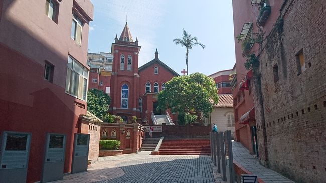 時序進入初夏,大概五點就天亮了。<br />今天五點半起床,跟老大合體一起到淡水晨運。<br /><br />淡水河今天漲潮,海相很美,邊走邊拍沿途風景。