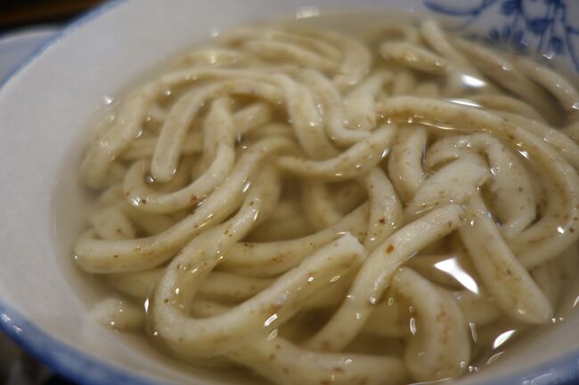 朝から用事で少し出遅れ…まだ注文できるんかいな?ってな時間に到着。さすがに朝定食はヤマですなぁ。この機会に、シンプルにうどん味わいますか。