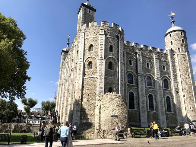 世界遺産「ロンドン塔（Tower of London）」へ<br /><br />2018年９月に自由時間を利用しツワーを外れて一人で行った時のものです。<br /><br />ロンドン塔は近くに行くだけでその重厚な佇まいが要塞だとわかりますが、いくつもの役割を持っていました。<br /><br />中心的存在の「ホワイト・タワー」はタワーというより立派な宮殿です。<br />しかし　宮殿としての役割は長続きせず、宝物や重要な書類の保管にも利用されました。<br />また　国事犯の牢獄の役割も果たしました。<br /><br />ロンドン塔を一番有名にしているのは歴史に残された闇の世界です。<br />それは数百もの人々が囚人としての捕らわれ、牢獄であったロンドン塔へ幽閉されました。<br />そして二度と浮世に戻ることなく処刑されたという歴史です。<br /><br />ヘンリー八世（1492年～1547年）の２番目の妻（王妃）アン・ブーリン（エリザベス一世の母）は投獄そして２週間後には斬首された(1533年）とい悲惨は事実がなどあります。<br /><br />ロンドン塔はイギリス王室の栄光と血塗られた歴史を語っています。<br />ロンドン塔は長い歴史のなかの暗い残酷な歴史が生きていると思いました。<br /><br />--------------------------<br />◎世界文化遺産「ロンドン塔（Tower of London）」<br /><br />ロンドンのテムズ川北岸にある城塞です。<br />ロンドン塔の歴史はウィリアム征服王(1066～1087)に始まります。<br /><br />ウィリアム征服王は１０７０年代にがホワイト・タワーの建設を開始し１１００年には完成したとされています。<br />当時ロンドンでは最も高い建物で、それまでのイングランドでは見たことがないような巨大さでした。<br /><br />その後　歴代の王が補強改築し、さまざまな大きさの塔、二重の城壁、深い堀などが造られ難攻不落の要塞であり、王たちの王宮でした。<br /><br /><br />ロンドン塔は波乱に満ちた長い歴史のなかで、様々な役割を担ってきました。<br /><br />「要塞」として：巨大なホワイトタワーは 君主たちは何世紀にもわたり王家の要塞として強化してきました。<br /><br />「宮殿」として：ヘンリー3世(1216～1272年在位)からヘンリー8世(1509～1547年在位)まで 君主はロンドン塔の防御壁で囲まれた王宮でもありました。<br />しかし宮殿の雰囲気が最も強かった部分は18世紀に消え去りました。<br /><br />「牢獄」として：ロンドン塔は牢獄として建設された訳ではありませんが、1100年から1952年の間に、何百人の人々がここで幽閉されました。 <br />処刑とと拷問の恐怖の場所でした。<br /><br /><br /><br />それらは何世紀にも渡り、伝説、事実、フィクションの組み合わせからロンドン塔の恐るべき評判をよび、１９世紀以来観光名所として人気を博しています。<br /><br />-----------------------<br />この記事を書くためにロンドン塔について調べていましたら　ロンドン塔はタワーと呼ばれる建物がいくつもあり、それぞれに歴史が詰まっています。それを事前に調べてなく、写真はほんの一部しか撮っていないことに気がつきました。ちゃんと勉強していくべきだったと後悔しています。
