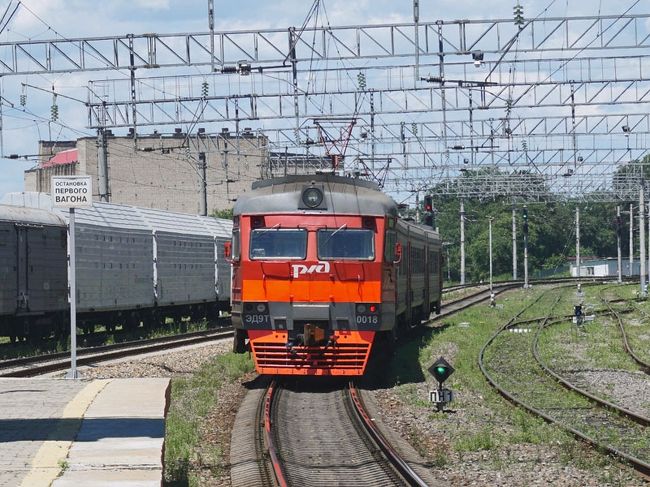 2017年7月の3連休をはさんで5泊6日。極東ロシア鉄道の旅に出かけました。その直後の8月からウラジオストク限定で電子ビザが簡単に取れるようになり、翌年にはハバロフスク等にも拡大してちょっとしたブームに。2020年には成田からウラジオストクへJALとANAが就航して、日本から2時間のヨーロッパがさらに注目を集めたところで新型コロナウイルスの蔓延が来ました。<br /><br />まだ日本人が多くなく、アジア人といえば中国人かビザ免除の韓国人だった極東ロシア。個人手配かパックツアーか迷ったけど、ウラジオストクとハバロフスクを訪れる前提で計算すると、S7航空が関空－ウラジオストク便の就航で旅行会社向けに安く卸したようで、費用はほぼ同等。それなら列車のチケット等の面倒なことは旅行会社に任せることにして、エアとホテルそれに夜行列車だけの関空発着5泊6日を採用することに。<br /><br />シベリア鉄道の近郊電車や夜行寝台列車、各都市の路面電車（トラム）や路線バスで巡る旅をご覧いただきます。<br /><br />０日目<br />東京駅－夜行バス→天王寺<br /><br />１日目<br />天王寺－阪堺電軌→浜寺駅前　浜寺→南海電鉄→関西空港<br />関西KIX－S7航空570便→ウラジオストクVVO<br />レストランで夕食後、夜のウラジオストク駅へ<br />https://4travel.jp/travelogue/11623025<br /><br />２日目<br />ウラジオストク市内観光<br />https://4travel.jp/travelogue/11623164<br />6番のトラムに乗車<br />路線バスでルースキー島へ<br />https://4travel.jp/travelogue/11623175<br /><br />３日目<br />ウラジオストク市内観光<br />近郊電車でフトラーヤ・レーチカへ<br />【この旅行記です】<br />夜行寝台列車オケアン号でハバロフスクへ<br />https://4travel.jp/travelogue/11623632<br /><br />４日目<br />ハバロフスク市内観光<br />1番のトラムに乗車<br />https://4travel.jp/travelogue/11624531<br /><br />５日目<br />ハバロフスクの子供鉄道<br />https://4travel.jp/travelogue/11624570<br />アムール川クルーズから眺める鉄橋歴史博物館<br />https://4travel.jp/travelogue/11625820<br /><br />６日目<br />ハバロフスクKHV－SU5603便→ウラジオストクVVO<br />ウラジオストクVVO－S7 569便→関西KIX<br />関西KIX－NH→羽田HND<br />https://4travel.jp/travelogue/11625836