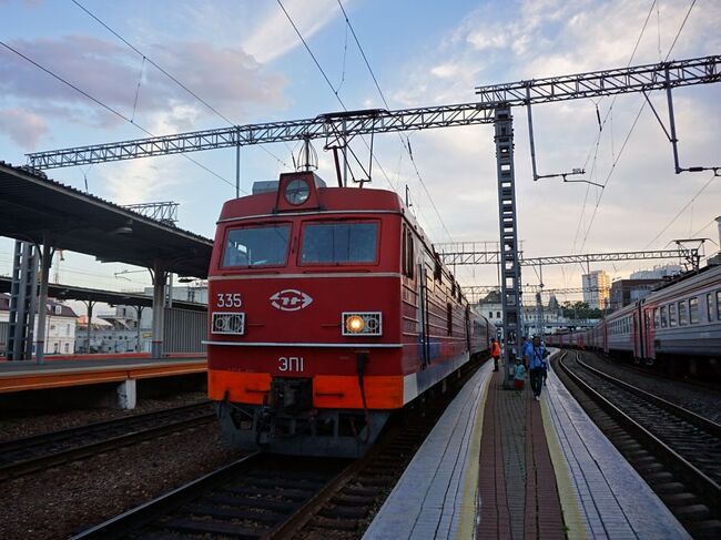 2017年7月の3連休をはさんで5泊6日。極東ロシア鉄道の旅に出かけました。その直後の8月からウラジオストク限定で電子ビザが簡単に取れるようになり、翌年にはハバロフスク等にも拡大してちょっとしたブームに。2020年には成田からウラジオストクへJALとANAが就航して、日本から2時間のヨーロッパがさらに注目を集めたところで新型コロナウイルスの蔓延が来ました。<br /><br />まだ日本人が多くなく、アジア人といえば中国人かビザ免除の韓国人だった極東ロシア。個人手配かパックツアーか迷ったけど、ウラジオストクとハバロフスクを訪れる前提で計算すると、S7航空が関空－ウラジオストク便の就航で旅行会社向けに安く卸したようで、費用はほぼ同等。それなら列車のチケット等の面倒なことは旅行会社に任せることにして、エアとホテルそれに夜行列車だけの関空発着5泊6日を採用することに。<br /><br />シベリア鉄道の近郊電車や夜行寝台列車、各都市の路面電車（トラム）や路線バスで巡る旅をご覧いただきます。<br /><br />０日目<br />東京駅－夜行バス→天王寺<br /><br />１日目<br />天王寺－阪堺電軌→浜寺駅前　浜寺→南海電鉄→関西空港<br />関西KIX－S7航空570便→ウラジオストクVVO<br />レストランで夕食後、夜のウラジオストク駅へ<br />https://4travel.jp/travelogue/11623025<br /><br />２日目<br />ウラジオストク市内観光<br />https://4travel.jp/travelogue/11623164<br />6番のトラムに乗車<br />路線バスでルースキー島へ<br />https://4travel.jp/travelogue/11623175<br /><br />３日目<br />ウラジオストク市内観光<br />近郊電車でフトラーヤ・レーチカへ<br />https://4travel.jp/travelogue/11623564<br />夜行寝台列車オケアン号でハバロフスクへ<br />【この旅行記です】<br /><br />４日目<br />ハバロフスク市内観光<br />1番のトラムに乗車<br />https://4travel.jp/travelogue/11624531<br /><br />５日目<br />ハバロフスクの子供鉄道<br />https://4travel.jp/travelogue/11624570<br />アムール川クルーズから眺める鉄橋歴史博物館<br />https://4travel.jp/travelogue/11625820<br /><br />６日目<br />ハバロフスクKHV－SU5603便→ウラジオストクVVO<br />ウラジオストクVVO－S7 569便→関西KIX<br />関西KIX－NH→羽田HND<br />https://4travel.jp/travelogue/11625836