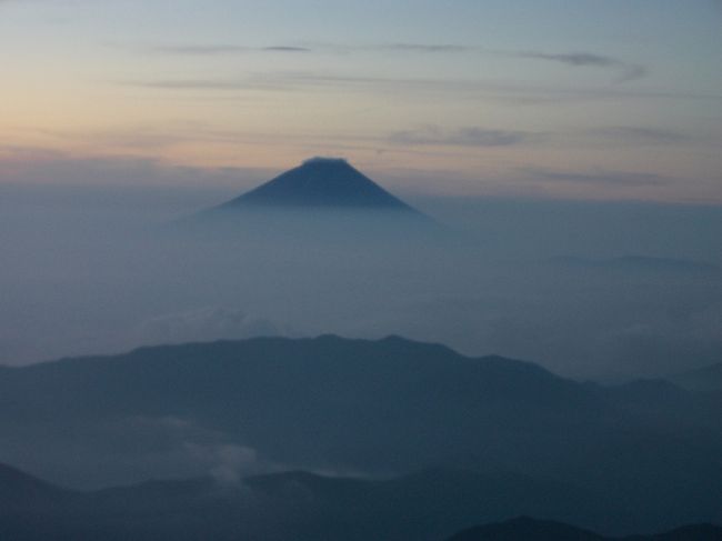 富士山に次ぐ日本第二の高峰・北岳に単独テント泊１泊２日の山行です。<br />大阪自宅PM11:00頃出発⇒AM３:00頃戸台口到着。車で仮眠<br />始発のバスで広河原AM7：30頃到着。<br />今日は広河原から北岳肩ノ小屋までコースタイム6時間30分、標高差1670m<br />をいっきに登り切ります。<br />少し眠たいですが体調はよかったです。<br />予想以上の暑さのため水分を採り過ぎ、登山の途中で水が無くなってしまうミスを犯してしまい、のどがカラカラの状態で肩ノ小屋に着き無我夢中でビールを一気飲みしてしまった。これが命取りでした。缶ビール１本飲んだだけなのにふらふらの状態になり体がまったく動かなくなりました。えらいこっちゃ！<br />1時間ほどボーとしたら少しましになったのでテントの設営にかかりました。<br />テントで仮眠をとり明日にそなえて夕食（カレーライス）を作りましたが体が拒否して食べれません。しかたなく寝ることにしましたが、熟睡できずAM4：00に北岳山頂でご来光を見るべく出発しました。<br />体調は最悪でしたが何とか山頂でご来光を仰ぐことができました。<br /><br />