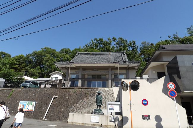横浜市港南区日野1にある東本願寺横浜別院は真宗大谷派(東本願寺派)のお寺で正式名称は真宗大谷派本願寺横浜別院である。<br /> 起源は、慶応2年(1866年)8月、東本願寺第二十一代厳如上人が、当時の武蔵国久良岐郡横浜村に開山聖人を偲んで二十八日講を組織し、聞法の拠点を創設したことに始まる。<br /> 明治5年(1872年)、現在の横浜市中区太田町六丁目に、浅草別院横浜出張所が建設されたが、出張所は明治16年(1883年)に花咲町に移転し、ここに堂宇を建立して出張所から浅草別院の支院に改称した。しかし、堂宇は明治32年(1899年)の「雲井町の大火」で類焼した。<br /> 明治40年(1907年)、本堂を再建し、神奈川県下(神奈川四ヶ組:横浜組、川崎組、三浦組、湘南組)を崇敬区域として、支院から昇格し、本願寺横浜別院になった。しかし、大正12年(1923年)の関東大震災で全焼し、翌大正13年(1924年)には、仮本堂・庫裏を再建し、隣地に国際文化会館を建設して貸ホールとし、地下に託児所を設けた。この託児所は、昭和2年(1927年)4月、別院付属大谷幼稚園に改称した。<br /> 昭和15年(1940年)にようやく別院堂宇が竣工するが、昭和20年(1945年)の横浜大空襲によって一切が灰燼に帰した。それから25年間、当別院は仮本堂のままであった。<br /> 昭和46年(1971年)、当別院は現在地に移転した。昭和49年(1974年)に鉄筋コンクリート造りの別院本堂・庫裏が完成した。<br /> 平成27年(2015年)、神奈川教化センターが竣工した。<br /> 鉄筋コンクリート造りの別院本堂には2組の飾り瓦が上がっている。