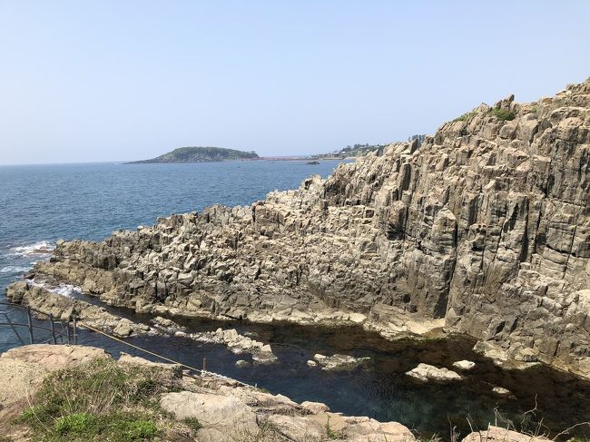 金沢旅行記続<br />負けるなコロナに 頑張ろう日本!<br /><br />1年前のゴールデンウィーク書きかけで未完成のものがあったため思い出しながら<br />私は初めての金沢totoは仕事で何度もハイハイおまかせします<br /><br />2019年ゴールデンウィーク金沢編です<br /><br />出発は新千歳空港から羽田空港で乗り換え金沢へ<br /><br /><br />5月2日<br />新千歳空港出発→羽田空港→小牧空港<br /><br /><br /><br />レンタカーで金沢入り<br />うさぎ夕食<br />ホテル日航金沢泊<br /><br />5月3日<br />ひがし茶屋街ぶらり<br />東尋坊<br />第7餃子<br />長町界隈おさんぽ<br />金沢風土研究所 地酒肉魚おでん<br /><br />5月4日<br />堤亭<br />兼六園<br />金沢城<br />近江町市場<br />小松空港→羽田空港<br />新宿 ガルロチ フラメンコショー<br />東京泊<br /><br />5月5日<br />中目黒スターバックス<br />買い物<br /><br />5月6日<br /><br />羽田空港→新千歳→自宅<br /><br />文章はざっと大雑把に書いてますのでご了承下さい<br /><br /><br /><br /><br /><br /><br /><br />