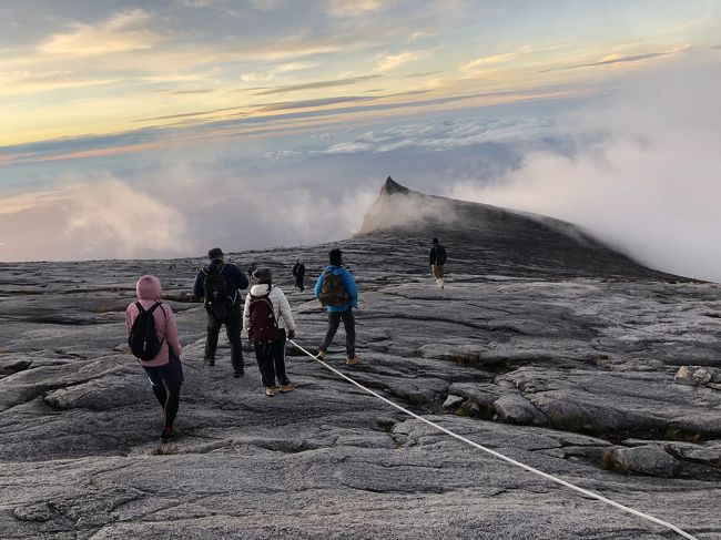 マレーシアのコタキナバルへ1人旅。<br />最初は東南アジア最大の高さを誇る、キナバル山を登ってきました。<br />私は富士山登ったことがないですが、それを越えた4000m級の超えた山を登頂したのは、一生の思い出でした。　<br />キナバル山はどんな山か、少々厄介なアクセス面やらをシェアしたいと思います。<br /><br />番外編<br />・キナバル山までのルート<br />・キナバル山諸手続き