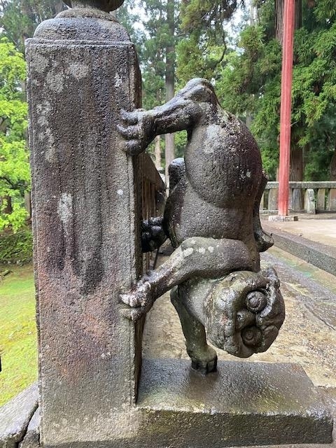 「コロナウィルス感染拡大防止のため、県外への外出は自粛」こんな時期です。<br />大きな声では言えませんが、県外の青森県まで旅に出てしまいました。<br />奇しくも38県では14日に規制解除。<br />新しい生活様式を守り、マスク着用、ソーシャルディスタンスを保って楽しみました。<br /><br />実は、岩木山神社の「さかさまで柱にしがみつく狛犬」を見るのが一番の目的。<br />憧れの星野リゾート「青森屋」に泊まることもできました ♪♪♪