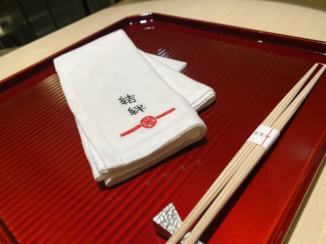 自粛疲れ…。<br /><br />自粛はしていないが”飲食店救済プロジェクト”と勝手に称し、出来る限りの外食を続けているものの、やはり家の近くでは『美味しいモノ』をいただくには限度もあり、かといって出かけるにしても店がやっていない。<br /> <br /><br />それでもチラホラと再開をした店も増えてきた今日この頃、久々にイイモノ&美味しいモノをいただきに銀座へと向かった。<br /> <br />銀座東急プラザあたりの駅出口がら外堀通り沿いを5分ほど歩けば銀座ウエスト。<br /><br />そのすぐ隣のビル内の『銀座結絆』へ。<br />
