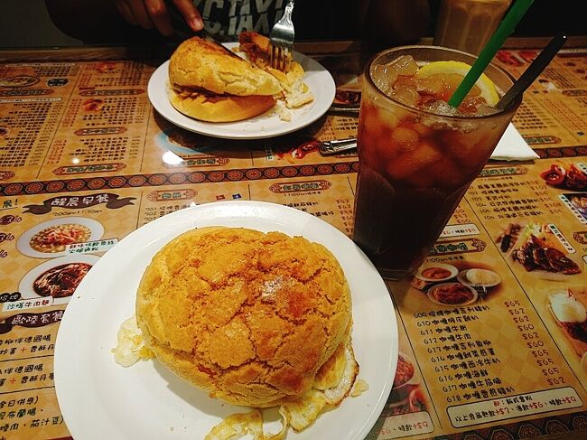 娘とジャクリーンと荃灣をお散歩。<br />歩いて青衣まで行こうと思いましたが<br />娘が途中で疲れた抱っこして!というので<br />抱っこしたら寝てしまったため<br />暑いし、青衣には行かず休憩することに。<br /><br />久しぶりに菠蘿包を食べに<br />紅茶冰室に行ってきました。<br />ところが、行ってみると本店が閉店しており<br />せっかく暑い中歩いてきたのにショック…<br />と思って、閉まったシャッターに張られた<br />張り紙を見たら、廈門街に引っ越しているとのこと。<br />すぐ近くなのでそちらに行きました。