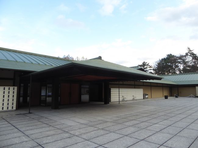 平成25年12月、富司純子、寺島しのぶ親子がガイドに誘導されて、京都迎賓館を観覧して回り、併せて来日した外国の賓客の一団を京都迎賓館でお持て成しをする様が、NHK・BSで放映された。<br /><br />その映像の、あらゆる方面から粋を尽くして取り込んだ、日本文化の結晶目を奪われた。<br /><br />その以来、京都迎賓館は否応なしに訪れたい館となった。<br /><br />当時は一般公開の日も限られ、抽選で選ばれ人しか入館を許されなかった。<br /><br />今回も最初は入館申し込みをして、運が良ければ・・の積りでネットで調べてみたら、<br /><br />2020年の一般公開日の初日は1月14日(大阪での旧友との会合の前日)で、1日数回の一般入館時間が有り、その時の来場人数にもよるが、予めの申し込みは不要と有る。<br /><br />京都在住のK・Iさんも、妹のYさんさえもこの情報を信用して貰えず、曰く、私がそれだけ云うのだから「京都迎賓館入り口まで行ってみましょう」。<br /><br />入り口ではちょうど前の組の定員が揃ってしまい、少し待たされはしたが、<br />お陰で無事ガイド付きの京都迎賓館観覧を果たすことが出来た。<br /><br />予めネットで案内図を取得してきてはいたが、やはりガイド付きのツアーで本当に良かった。<br /><br />一つだけ残念なのは、カメラの電池のスペアーを持参するのを失念しており、途中でがカメラが動かなくなった事。<br /><br />しかしブログを書くに際し、改めてネットで調べた結果、素晴らしい動画が公・私作を含めて数本見つかった。<br /><br />その中から下記3本をご紹介しますので、京都迎賓館に関心のある方勿論、関心のおありでない方も是非一度ご覧になって下さい。<br /><br />きっと日本文化を再認識なさると思います。<br /><br /><br />京都迎賓館(政府インターネットテレビ)<br />https://nettv.gov-online.go.jp/prg/prg9576.html<br /><br /><br />京都迎賓館(YouTube)<br />https://www.youtube.com/watch?v=R5MkE0kHQM8<br /><br />【内閣府公式】『自然との共生』(京都迎賓館プロモーションビデオ)<br />https://www.youtube.com/watch?v=ZyGeZ-lcgMU<br /><br />今回の訪問で見た景観で、上記の動画に無かったのは、ツアー出発待ちの地下に展示されていた、令和元年11月10日、天皇、皇后両陛下祝賀行列の儀で使用されオープンカー。<br /><br />本日が展示初日なのだと云う。<br /><br /><br />退館後、京都御苑の大通りを、真っすぐ南下。<br /><br />僅かに残る九条低跡の痕跡を横目に丸太町通り迄散策。<br /><br />そこからタクシーでK・Iさん推薦の京都ブライトンホテルの中華店”花?・(かかん)へ。<br /><br />驚いたことに1月14日は、K・Iさんの九十歳の誕生日だと云う。<br /><br />それとは知らずをいいことに、本日のご一緒して頂い行程が2万歩余のだったことに、私自身も含め、改めて驚く羽目になった。<br /><br />感謝!<br /><br />家族旅行2020冬プロローグ・京都に戻る<br />https://4travel.jp/travelogue/11623330<br /><br /><br />