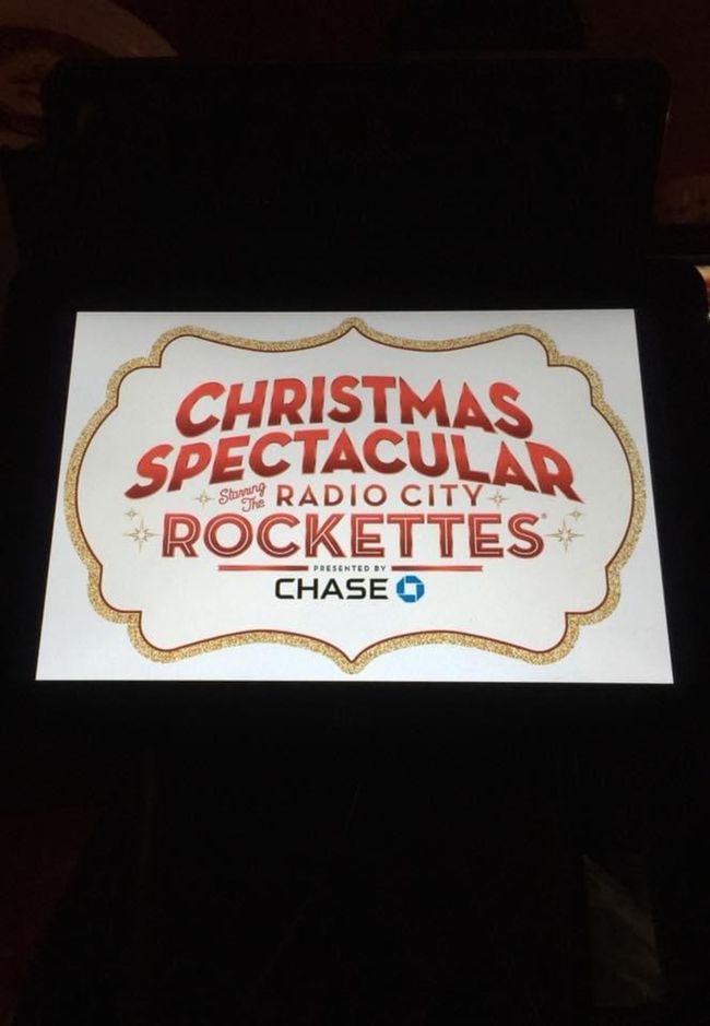 20171122 (水)<br /><br />RADIO CITY にダンス劇団「The Rockettes」を鑑賞することになった。<br /><br />ニューヨークに到着日(11/19) 真っ先にRADIO CITY に行き、チケットを購入、ちょうど真ん中1席空きがあったから超ラッキー<br /><br />CHRISTMAS <br />SPECTACULAR<br />ROCKETTES<br /><br />《クリスマススペクタキュラー(Christmas Spectacular)は、女性のみで形成されているダンス劇団ザ・ロケッツ(The Rockettes)主催による、毎年感謝祭から年末までのホリデーシーズン(11月の第4木曜日~1月の1週目まで)のみ上演を行っているニューヨークを代表するクリスマス期間限定ショーです。<br />https://www.at-broadway-musical.com › ...》<br /><br /><br /><br />