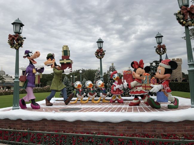 久しぶりに訪れたクリスマスの<br />ディズニーランド&ディズニーシー。<br /><br />今まではアトラクションに乗るのに夢中で<br />ショーやパレードをしっかりと見た事がなかったけれど<br />歳を重ねてそういった部分にも魅了されました。<br />クリスマス仕様でとても雰囲気がありました。<br /><br />大人だけで訪れるディズニーも楽しいですよね♪