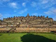 ジャワの休日（２）　朝日の中のボロブドゥールとパウォン・ムンドゥッ両寺院