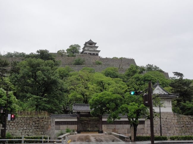 丸亀城を訪れたときの旅行記です。<br />ついでに高松城も載せます。<br /><br />４トラの日本地図を塗りつぶすべく、ずいぶん前の旅行記を作成しています。