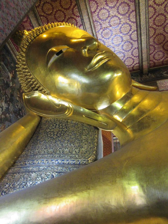 タイをバンコクからチェンマイまで南北に縦断する５泊７日のツアーに参加しました。<br />年に１度の「スコタイナイト」＆「ロイクラトン祭り」開催に併せ、アユタヤを含めたタイ４大王朝の遺跡を一気に巡ります。<br /><br />2日目の今日は午前中エメラルド寺院を始めとする「ワット・プラケオ」や王宮の見学の後、チャオプラヤー川向こうの暁の寺「ワット・アルン」を訪れました。<br /><br />ここでは、再び渡し船でチャオプラヤー川東岸に戻り、巨大涅槃仏「ワット・ポー」観光と、タイスキ発祥の店「コカレストラン」でのランチまでの記録です。<br /><br /><br />【２日目　2019/11/9(土）の全行程】<br />バンコク市内　ワット・プラケオ　王宮<br />　　　　　　　ワット・アルン（暁の寺）<br />　　　　　　　ワット・ポー（涅槃仏寺院）　<br /><br />「コカレストラン」にてタイスキのランチ<br />　　　　　　　<br />アユタヤ観光　ワット・ローカヤー・スッター<br />　　　　　　　ワット・プラ・シー・サンペット<br />　　　　　　　アユタヤ王宮跡<br />　　　　　　　ワット・プラ・マハタート<br /><br />手長海老入りトムヤムクンの夕飯　　　<br /><br />アユタヤ「クルンスリー リバーホテル」泊<br />