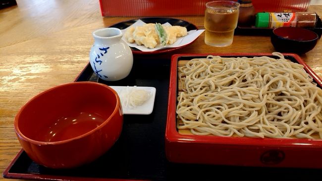 おしゃれな街、麻布十番その中に昔から有る、蕎麦の名店へ行ってきました。創業寛政元年　江戸時代からのお蕎麦屋さんです。子会は、小エビ天ぷらそばを注文しました。小エビと言いながら結構な大きさで、その上揚げたてで、非常に美味しかったです。地下鉄の麻布十番駅から徒歩２‐３分です。このコロナの時期でもお客さんたくさんいました。