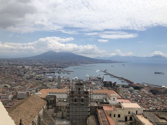 還暦を機に退職し、再就職までの間にイタリアに行って地中海の絶景や世界遺産を見たい。美味しいイタリアンを食べたい。と旅を決意し、ならばこの際近くのコートダジュールも行ってしまえと計画を立てました。<br />夫婦二人の旅のモットーは無理をしないこと。<br /><br />今日から本格的なナポリの街歩きをします。<br /><br />旅の行程<br />入国 ⇒ ローマ(五泊) ⇒ アマルフィ(一泊) ⇒ ナポリ(四泊) ⇒ ニース(二泊) ⇒ モナコ(二泊) ⇒ ミラノ(五泊) ⇒ ベネチア(四泊) ⇒ フィレンッエ(二泊) ⇒ ローマ(一泊) ⇒　出国