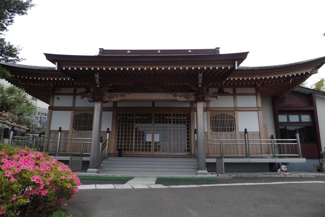 　横浜市港南区笹下4にある成就院は真宗高田派のお寺で梅花山（ばいかざん）成就院という。詳細な創建年は不明である。元は法相宗寺院で曲田山上行寺といった。建保2年（1214年）に、当時の住僧・祐玄法印が親鸞に師事し、浄土真宗に改宗した。その後、15世紀に浄土真宗本願寺派8世蓮如より「成就坊」の坊号を附与され、江戸時代前期には本願寺派13世良如より「梅花山」の山号を贈られ梅花山成就坊と称した。<br />　嘉永2年（1849年）の火災で本堂や多くの寺宝が焼失し、境内の樹齢約700年のマキ（槙）はこの火災で片側が焼けたために「片身の槙」と呼ばれる。<br />　一時衰退するが、明治23年（1890年）に第23代花園硯城が再建した。<br />　昭和29年（1954年）、新宗教法人法に際し、現在の「成就院」を称した。<br />　成就院のある高台は、かつては小田原後北条氏配下の武将・間宮康俊らの居城笹下城であったとされ、当寺の山門は近世に間宮氏陣屋門を移築したものと伝わる。寺を囲むコンクリート壁に「笹下城の空堀跡」碑（平成16年（2004年）銘）が埋め込まれている。<br />　墓地は境内全域にある。裏手墓地には、元治元年（1864年）鎌倉で英国士官を殺害し処刑された間宮一（https://4travel.jp/travelogue/10559596、https://4travel.jp/travelogue/11552904）の墓がある。<br />（表紙写真は成就院本堂）