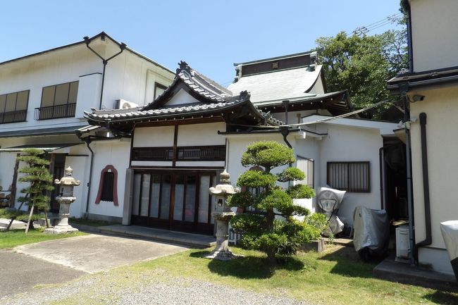 　横浜市港南区上大岡東1にある日行寺は日蓮宗のお寺で妙榮山日行寺という。大正時代の創建と伝えられている。ホームページ（https://www.nichigyo-ji.com/history-of-the-temple/）を読んでも創建年は記載されていない。しかし、大正9年（1020年）に天王ヶ谷の高台に上大岡墓地が開設されているので、その後に創建されたものであろうか？「当山の地は元々、火葬場建設地でした。」とあり、上大岡墓地に付随した火葬場が建設されていたのか？この高台は黒船見物の丘（https://4travel.jp/travelogue/11625570）とも呼ばれ、山頂の尾根には昔からの街道が通っていたが、その北側は真光寺（https://4travel.jp/travelogue/11625585）の墓地など、山頂付近まで墓地となっている。<br />　その後は常照寺別院となっていた。常照寺は南区南太田1にある。<br />　昭和24年（1949年）、妙榮山日行寺と改める。<br />　日行寺からは谷を下って西福寺前を通って、小路を西に進むと線路沿いにでる。しかし、この道は遠いので、翌日は京急上大岡駅東口から富士見道路の急坂（https://4travel.jp/travelogue/11626157）を上って、マンションのオーベルグランディオの裏手の戸建て団地を一区画抜けると日行寺に出た。<br />　山門横の地蔵堂のお地蔵さまの足元は四角だ。昭和・戦後になるとこのようなお地蔵さまも建立されるようになるのか。<br />（表紙写真は日行寺本堂）