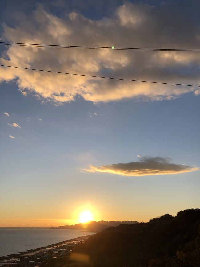 2019年のお正月に静岡県へ初詣の旅に行ってきました<br />伊豆半島へは良く行くけれど静岡市に行くのは初めてです。<br /><br /><br />富士山本宮浅間大社へ初詣をして久能山東照宮をお参りしました<br /><br />東照宮をお参りした後、駿河湾に夕日が沈んで行くのがとても美しかったです<br />石段を1159段頑張って登って良かった<br /><br />降りてきて飲んだフレッシュ苺のジュースがとても美味しく体に染みました<br /><br /><br /><br />
