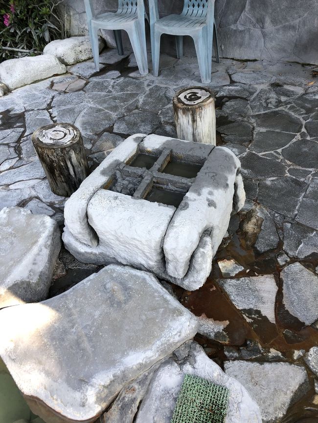 霧島温泉は硫黄の香りがする温泉です。この宿は何回も宿泊していますが部屋食ができてのんびりできてリーズナブルですよ。